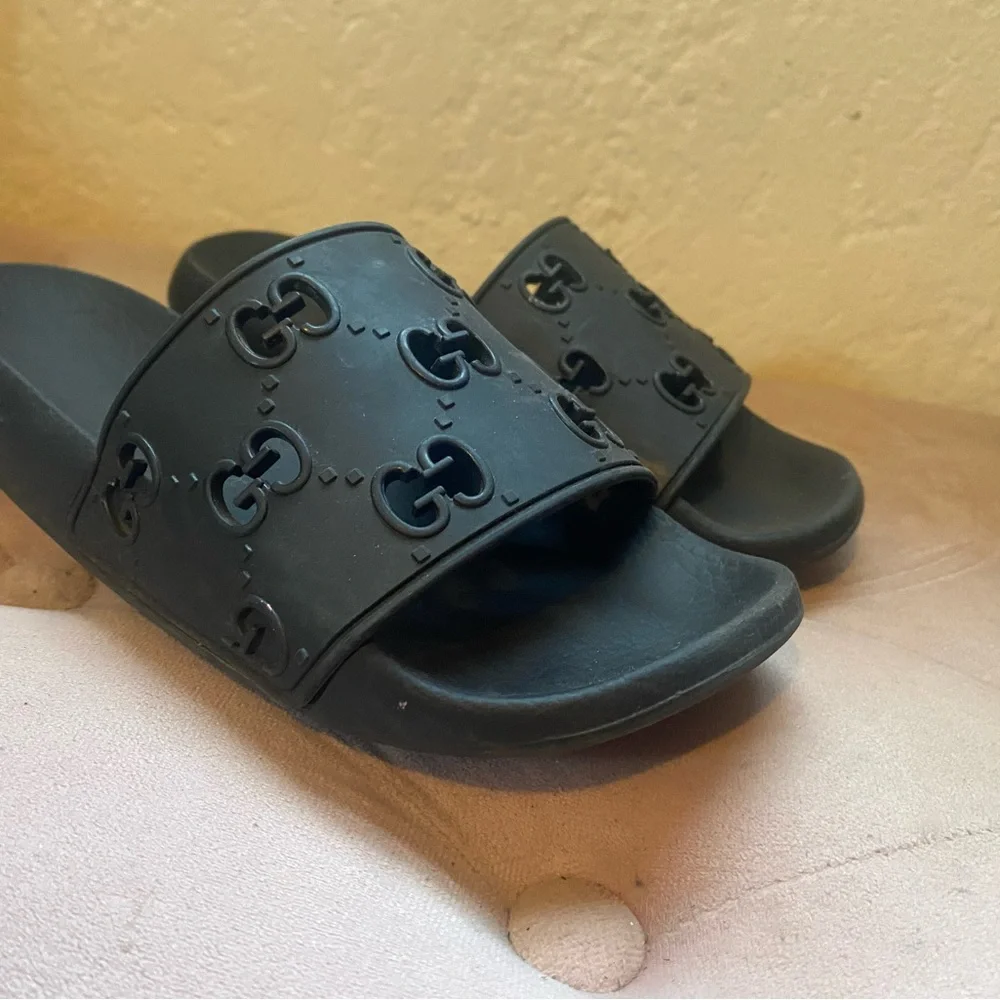 Gucci women’s pursuit GG Slide Sandals - Picture 5 of 7